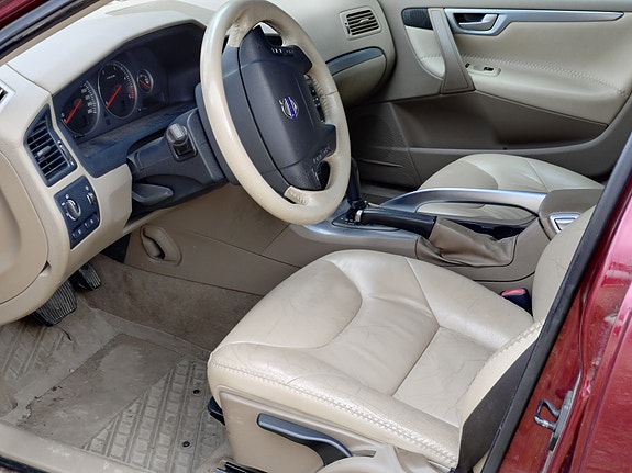Volvo XC70 2 of 5