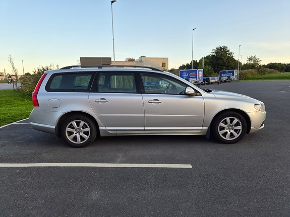 Volvo V70 2 of 6