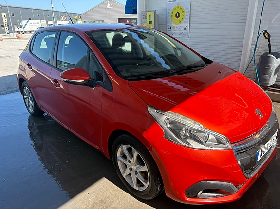 Peugeot 208 2 of 5
