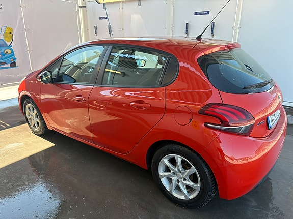 Peugeot 208 3 of 5