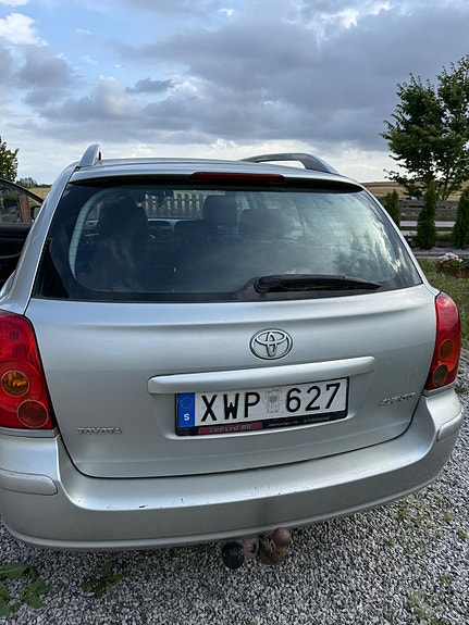 Toyota Avensis 2 of 8