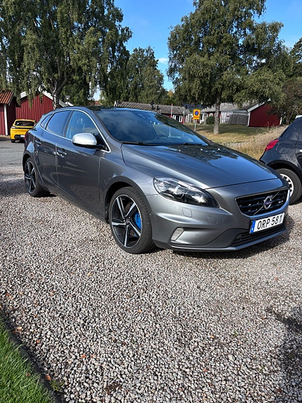 Volvo V40 2 of 7