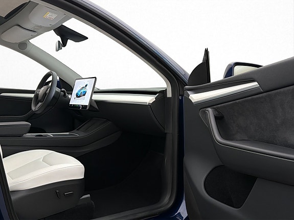 Tesla Model Y 24 of 30