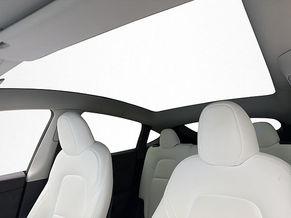 Tesla Model Y 12 of 30
