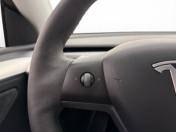 Tesla Model Y 27 of 30