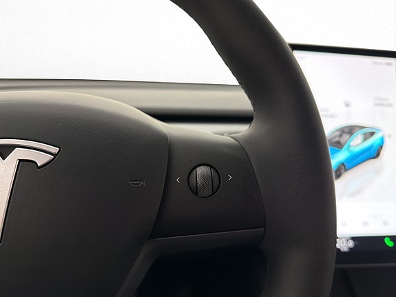 Tesla Model Y 28 of 30