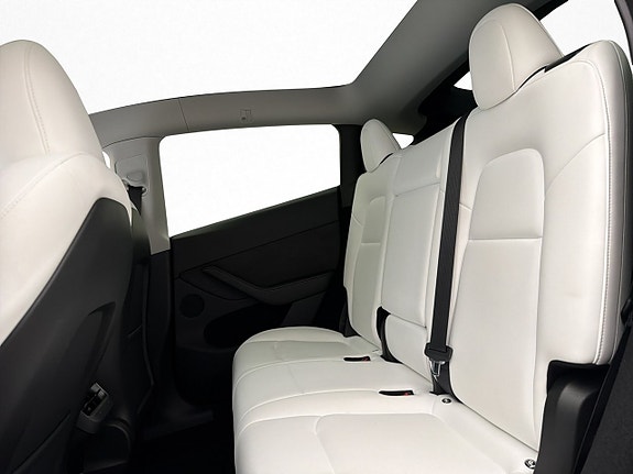 Tesla Model Y 26 of 30