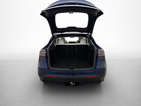 Tesla Model Y 10 of 30