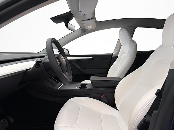 Tesla Model Y 13 of 30