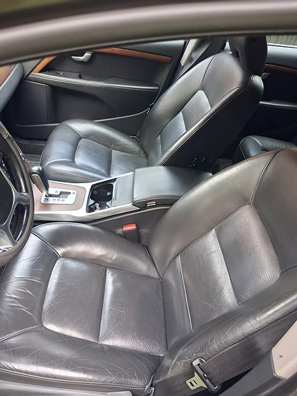 Volvo V70 2 of 6