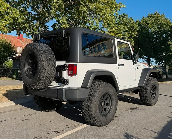 Jeep Wrangler 3 of 5