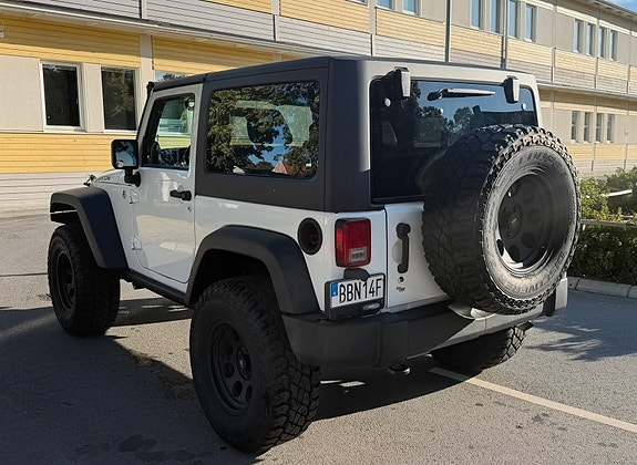 Jeep Wrangler 4 of 5