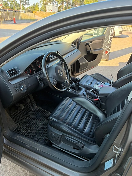 Volkswagen Passat 4 of 16