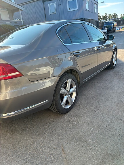 Volkswagen Passat 13 of 16