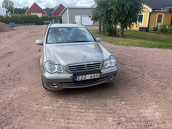 Mercedes-Benz C180 4 of 6