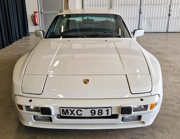 Porsche 944 4 of 7