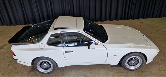 Porsche 944 3 of 7
