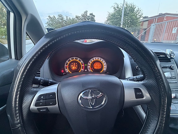 Toyota Auris 5 of 12