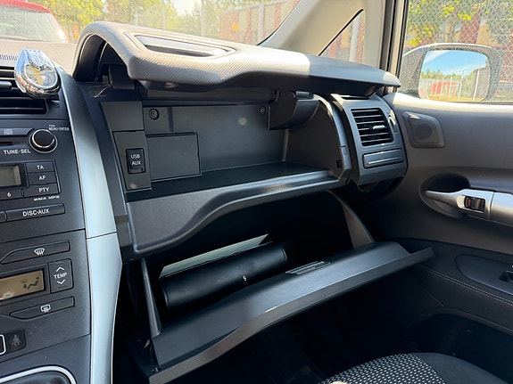 Toyota Auris 8 of 12