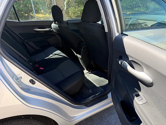 Toyota Auris 7 of 12