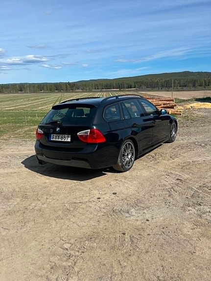 BMW 325i 3 of 8