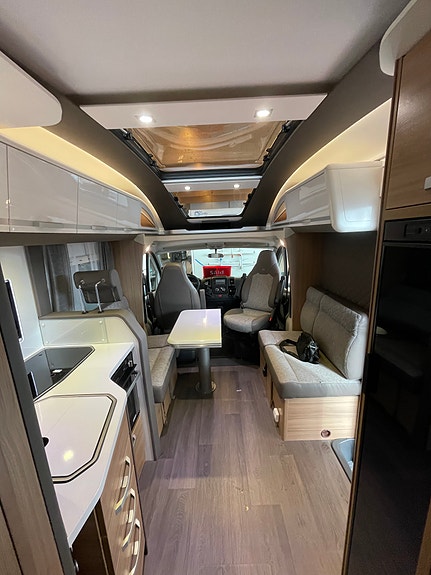 Adria Coral Plus 670 DC med hydrauliska stödben 3 of 5