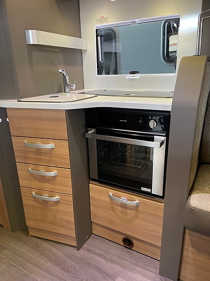 Adria Coral Plus 670 DC med hydrauliska stödben 2 of 5