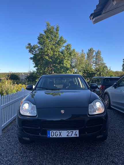 Porsche Cayenne S 3 of 13