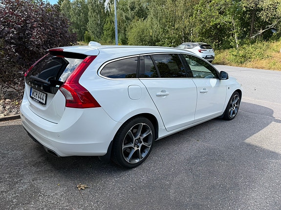 Volvo V60 2 of 10
