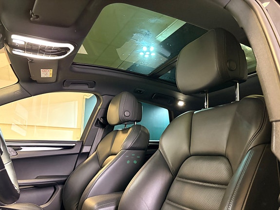 Porsche Macan 13 of 30