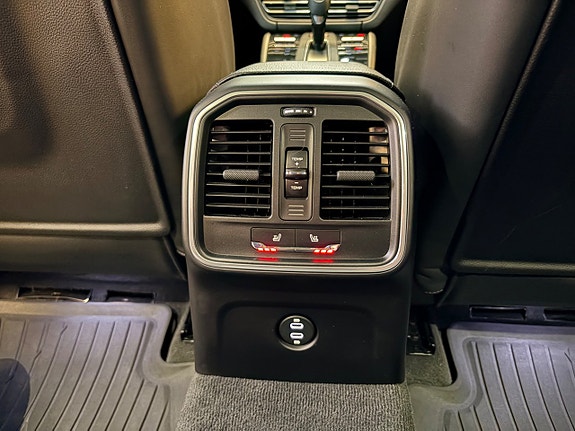 Porsche Macan 25 of 30