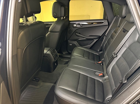 Porsche Macan 24 of 30