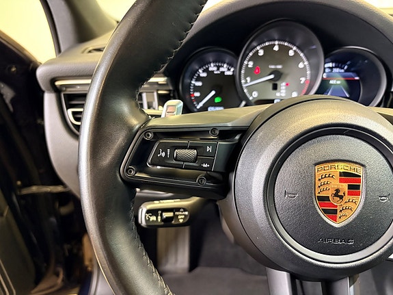 Porsche Macan 8 of 30