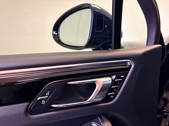 Porsche Macan 17 of 30