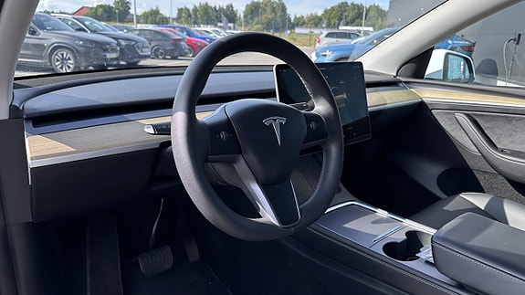Tesla Model Y 3 of 6