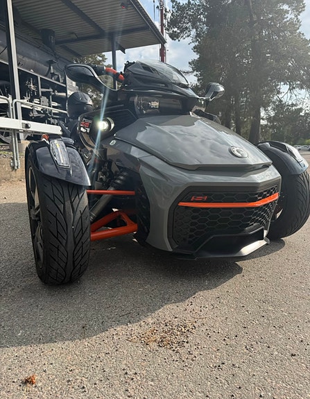 Can-Am Spyder 2 of 7