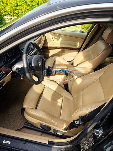 BMW 325i 3 of 4