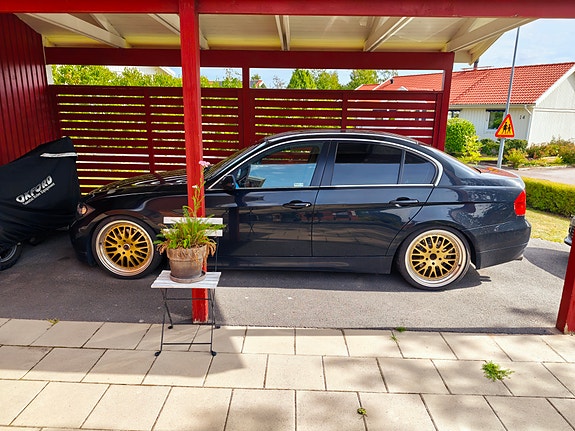 BMW 325i 2 of 4
