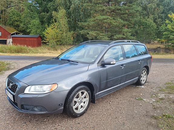 Volvo V70 2 of 8
