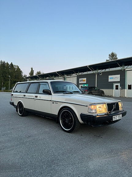 Volvo 240 3 of 12