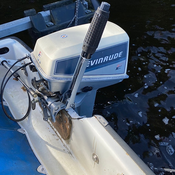 Snipa/Kabinbåt med Evinrude 8hk båtmotor & båtkärra Laxotrailern 3 of 11