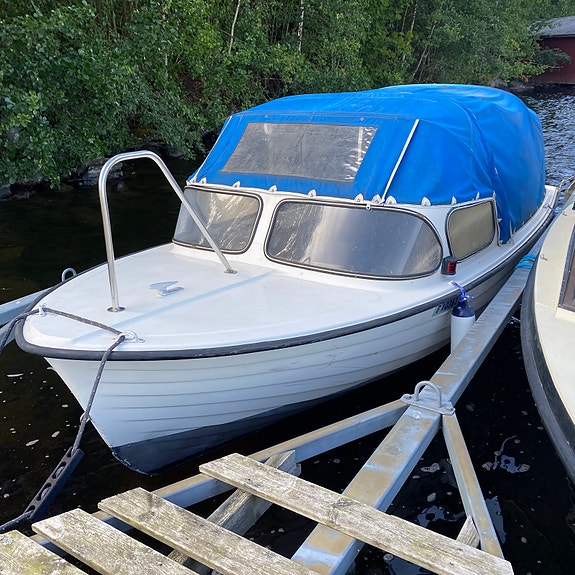 Snipa/Kabinbåt med Evinrude 8hk båtmotor & båtkärra Laxotrailern 8 of 11