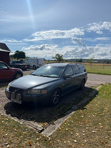 Volvo V70 2 of 5