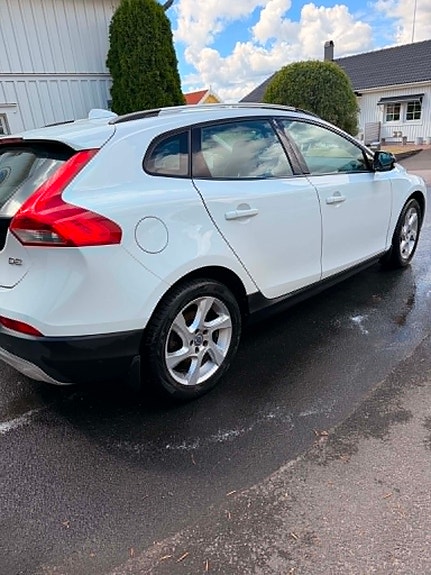 Volvo V40 Cross Country 2 of 6
