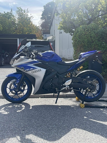 Yamaha YZF-R3 2 of 5