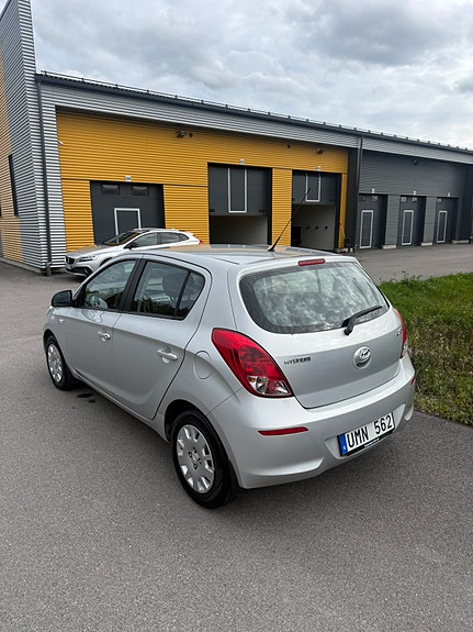Hyundai i20 2 of 5