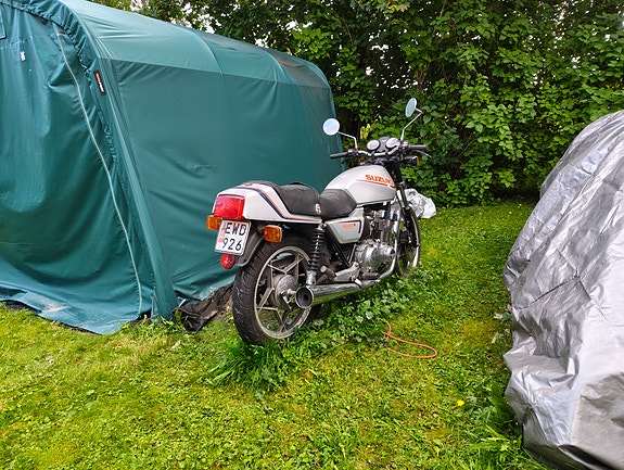 Suzuki GSX400F 3 of 6