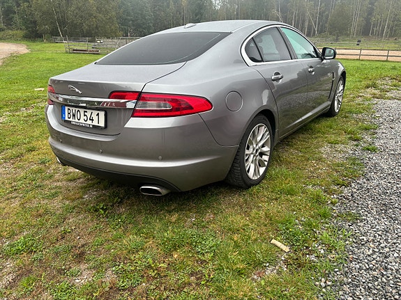 Jaguar XF 2 of 8