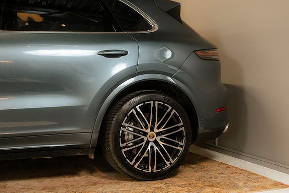Porsche Cayenne Turbo 8 of 30