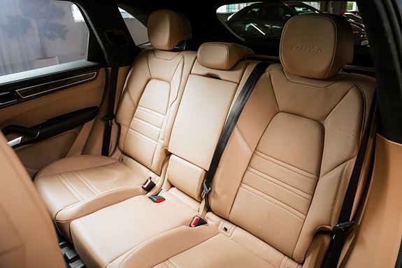 Porsche Cayenne Turbo 28 of 30